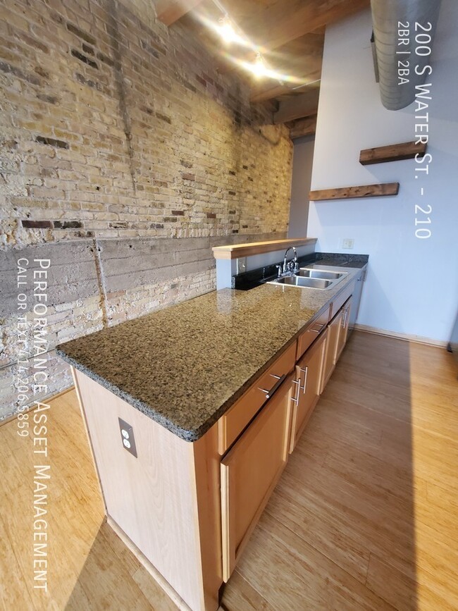 200 S Water St in Milwaukee, WI - Foto de edificio - Building Photo
