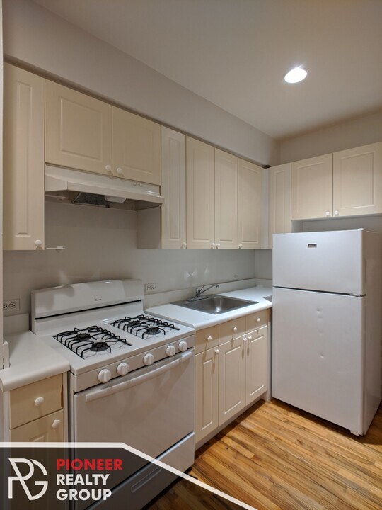 912 W Dakin St, Unit 205 in Chicago, IL - Foto de edificio