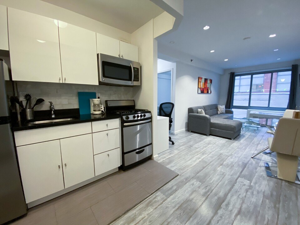 521 W 48th St in New York, NY - Building Photo