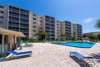 319 NE 14th Ave in Hallandale Beach, FL - Foto de edificio - Building Photo