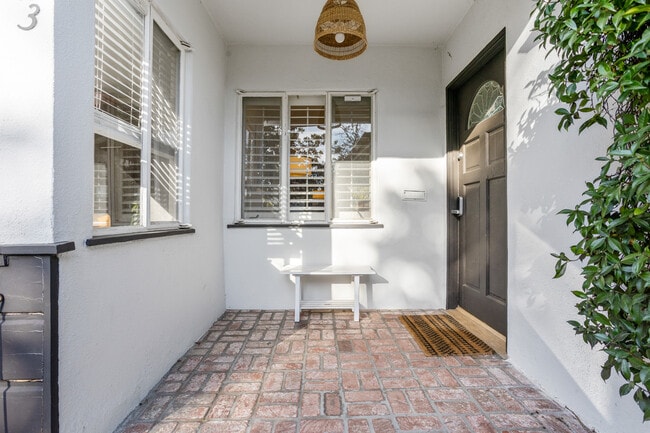 5923 Abernathy Dr in Los Angeles, CA - Building Photo - Building Photo