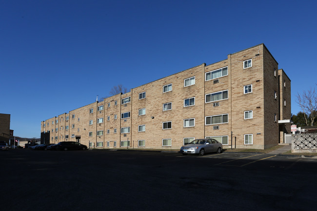 Heritage House in Meriden, CT - Foto de edificio - Building Photo