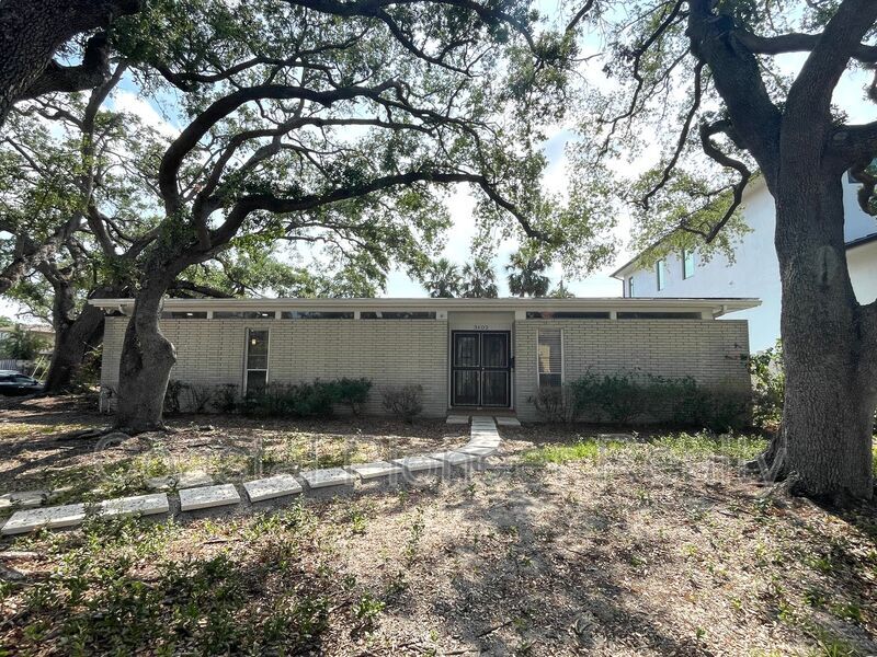 3602 S Beach Dr in Tampa, FL - Building Photo