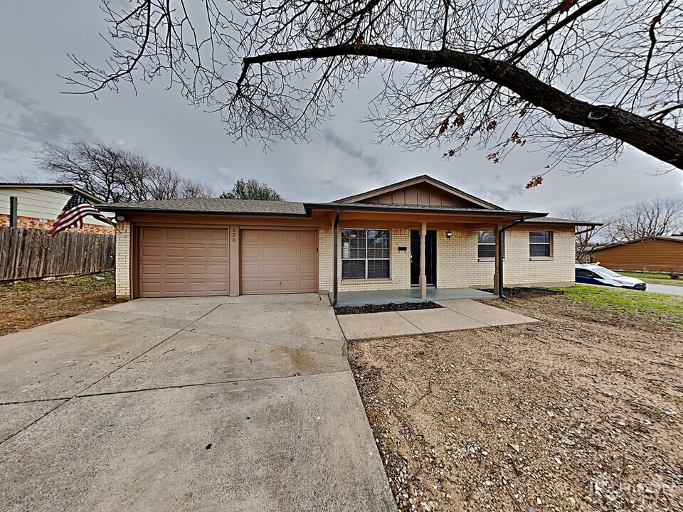 620 Wallace Dr in Crowley, TX - Building Photo