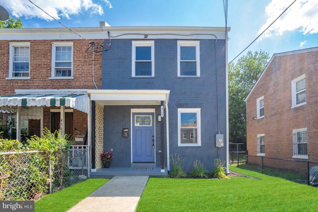 4725 B St SE in Washington, DC - Foto de edificio