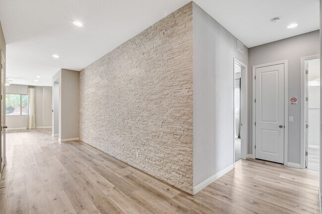 365 Sapphire Rock Ave in Las Vegas, NV - Building Photo - Building Photo