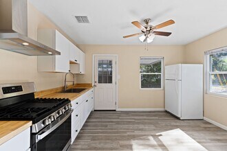 922 NE 5th Pl in Gainesville, FL - Building Photo - Building Photo