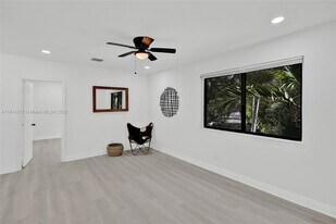 11643 NE 11th Pl in Biscayne Park, FL - Building Photo