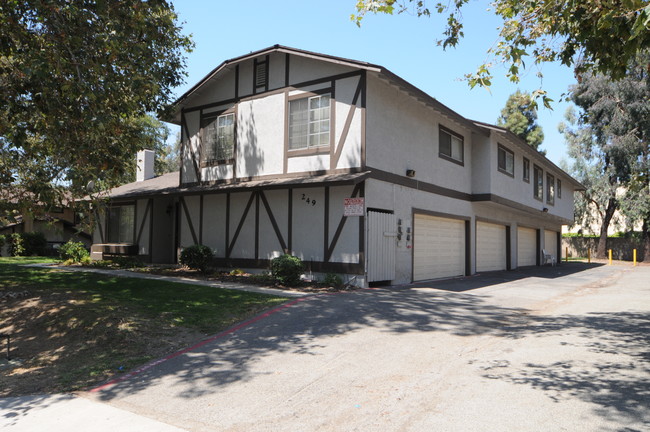 249 Grayson Way in Upland, CA - Foto de edificio - Building Photo