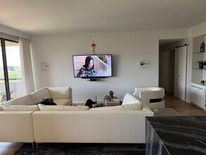 49 Briar Hollow Ln in Houston, TX - Foto de edificio - Building Photo