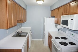 35431 Hickory Woods Dr in Clinton Township, MI - Building Photo - Building Photo