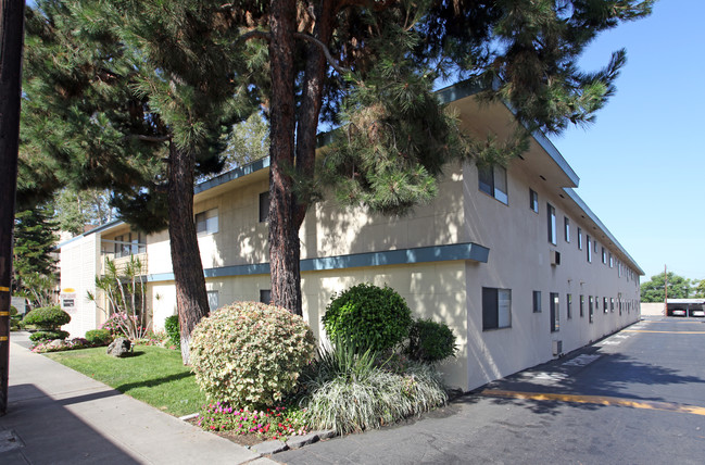 West Covina Gardens in West Covina, CA - Building Photo - Building Photo