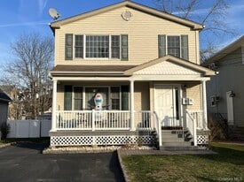 56 Linwood Rd N in Port Washington, NY - Building Photo