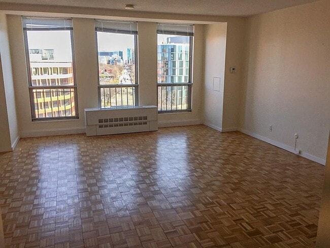 140 Washington St, Unit 517 in Brookline, MA - Foto de edificio - Building Photo