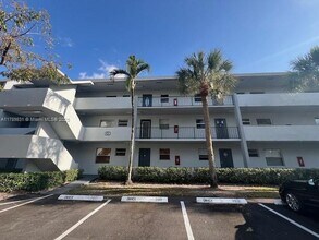 8360 Sands Point Blvd in Tamarac, FL - Building Photo - Building Photo