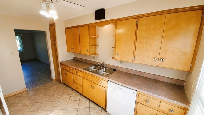 2903 Oakland Rd NE in Cedar Rapids, IA - Building Photo - Building Photo