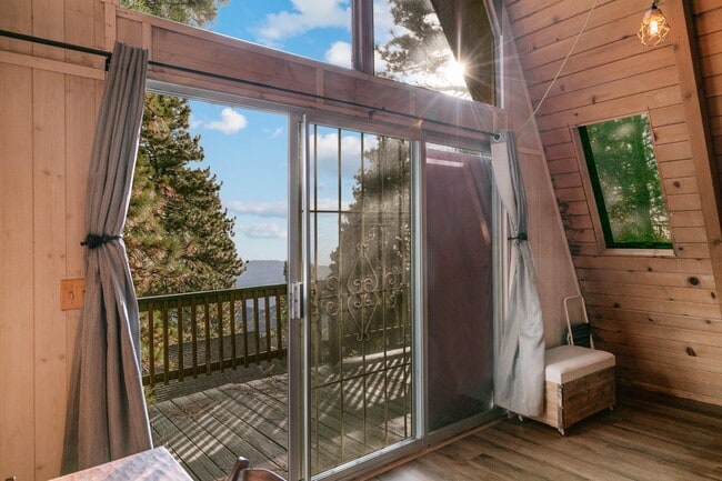 31543 Panorama Dr in Running Springs, CA - Building Photo - Building Photo