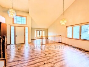 9200 Parkside Dr in Woodbury, MN - Building Photo - Building Photo