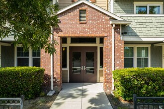 1035 N Fairoaks Ave in Sunnyvale, CA - Foto de edificio - Building Photo