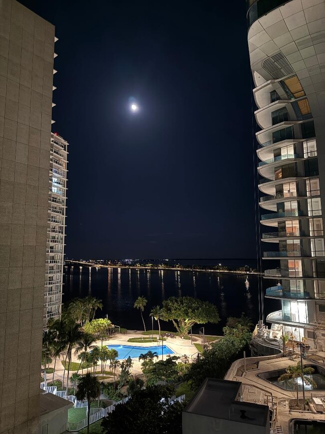 145 SE 25th Rd, Unit 1003 in Miami, FL - Foto de edificio - Building Photo