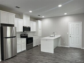 1300 W Sucre Dr, Unit 1 in Edinburg, TX - Building Photo - Building Photo
