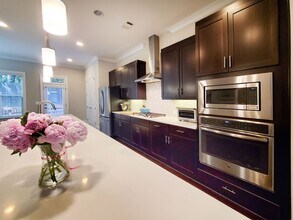 1374 Doublegate Dr in Atlanta, GA - Building Photo - Building Photo