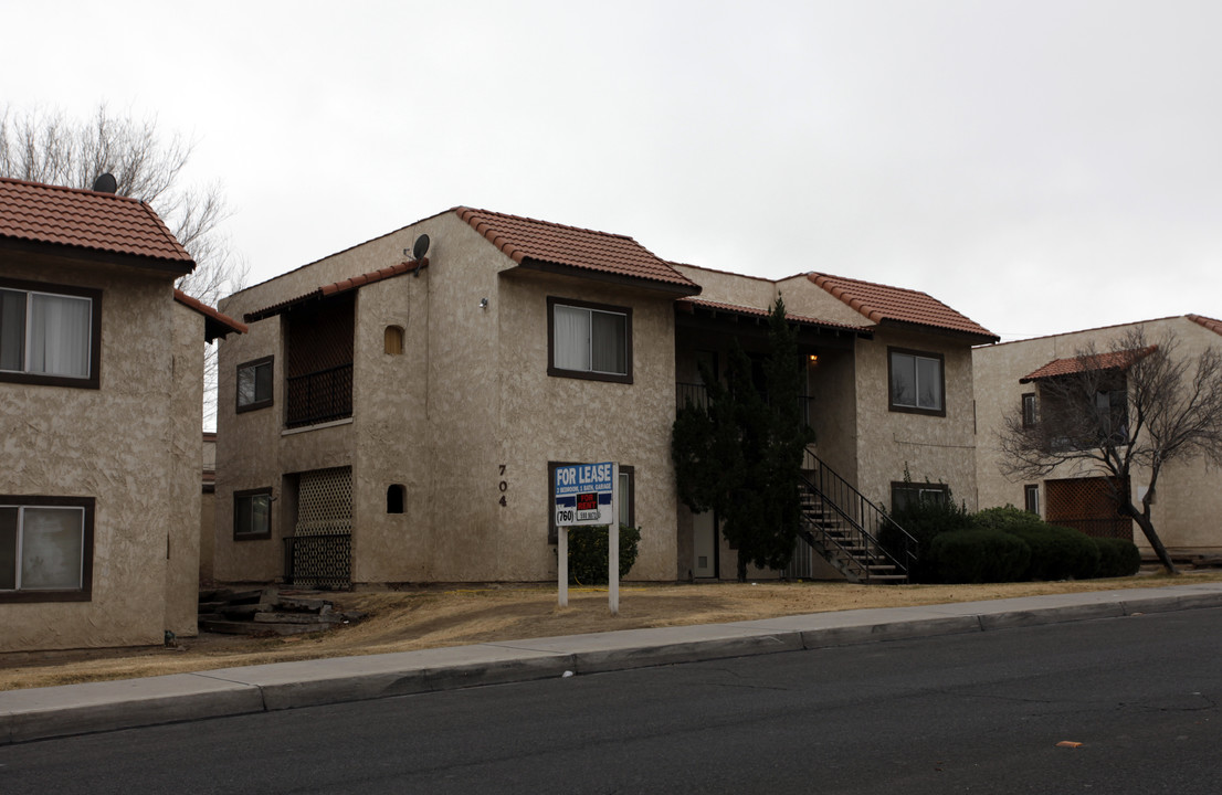 704 E Virginia Way in Barstow, CA - Foto de edificio