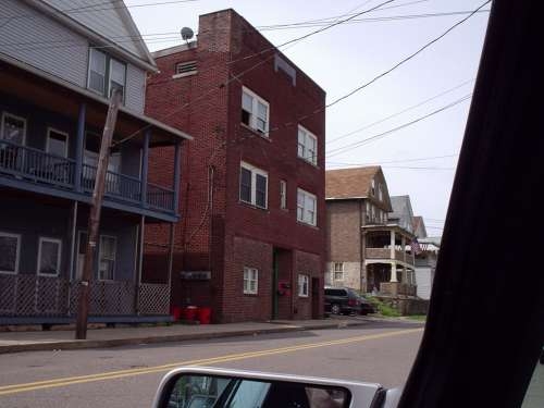 121-125 W Main St in Glen Lyon, PA - Foto de edificio