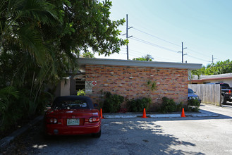 1706 NE Dixie Hwy in Fort Lauderdale, FL - Building Photo - Building Photo