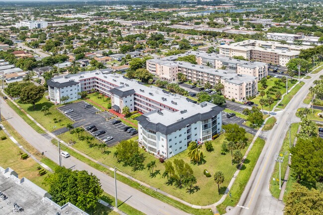 Ruby Building in Lauderdale Lakes, FL - Foto de edificio - Building Photo