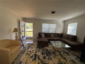 2063 34th Ave in Vero Beach, FL - Foto de edificio - Building Photo