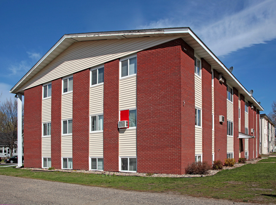 Hutchinson Jefferson Apartments in Hutchinson, MN - Building Photo