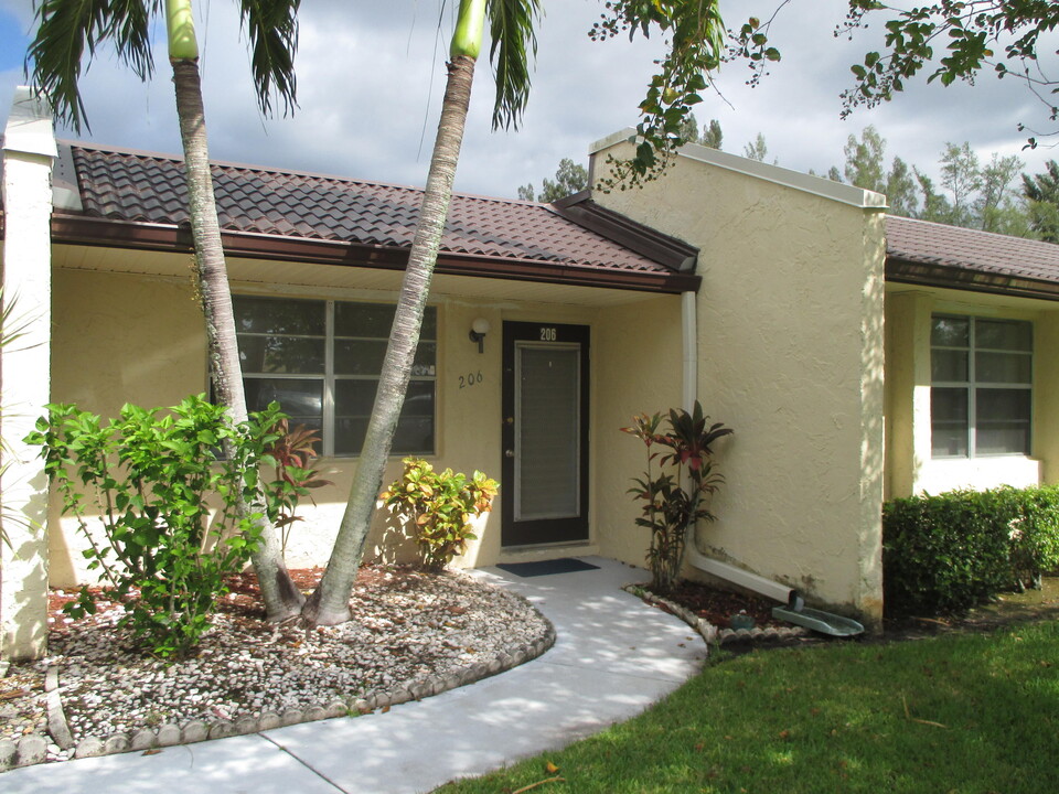 206 Lake Meryl Dr in West Palm Beach, FL - Building Photo