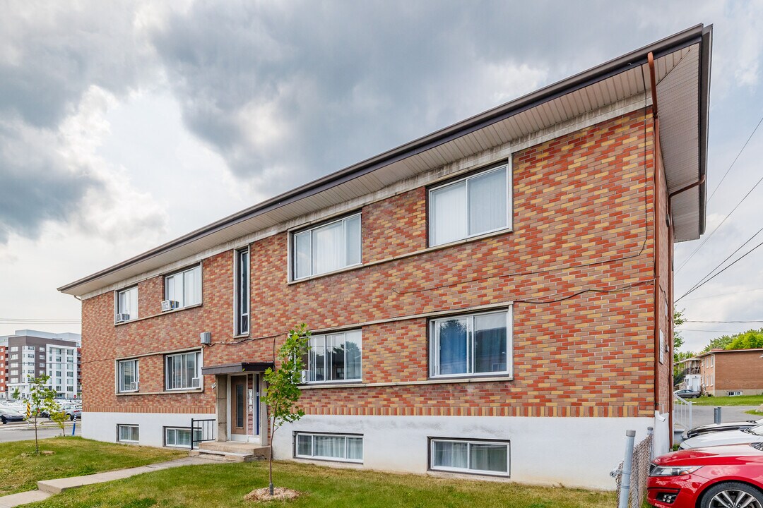 895 Vincent-Massey Rue in Laval, QC - Building Photo