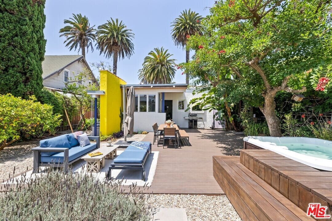 2310 Glencoe Ave in Los Angeles, CA - Building Photo