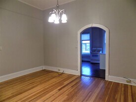 56 E Burlington Ave in Fairfield, IA - Building Photo