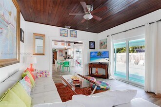 212 SW 1st Ave in Hallandale Beach, FL - Building Photo - Building Photo