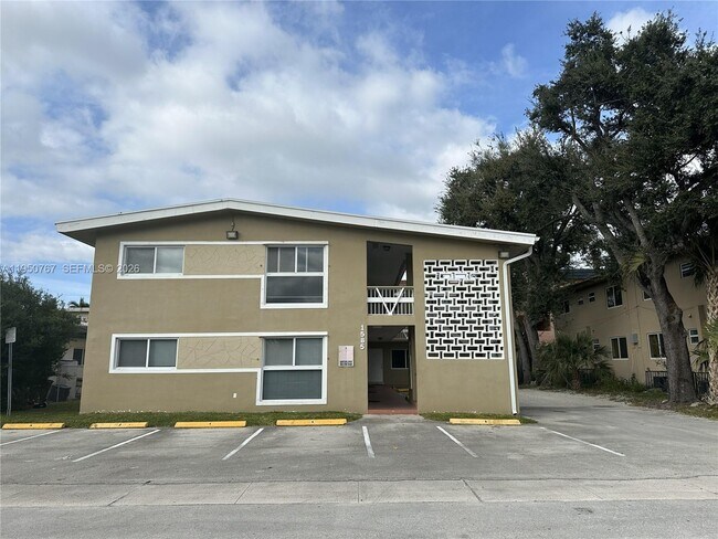 1585 NE 125th St in North Miami, FL - Building Photo - Building Photo