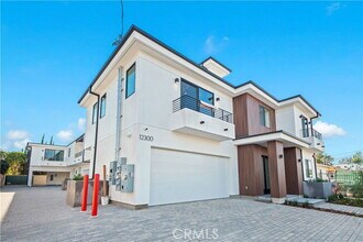 12300 Oxnard St in Los Angeles, CA - Building Photo - Building Photo