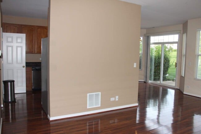 1912 Cobblestone Dr in Carpentersville, IL - Building Photo - Building Photo