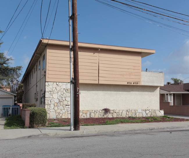 9711 Laurel St in Bellflower, CA - Building Photo - Building Photo