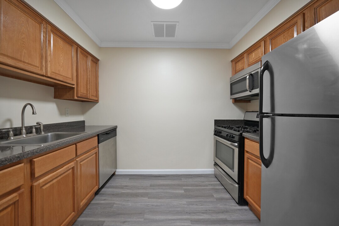 The Niche at Roman Gardens in Lindenhurst, NY - Foto de edificio