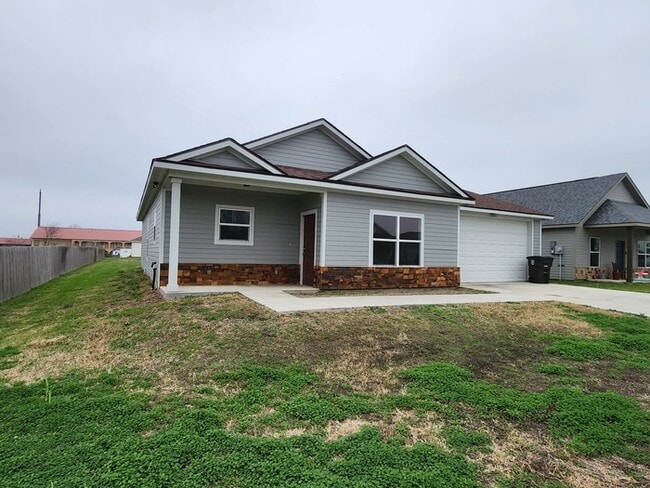 106 Hummingbird Ave in Schulenburg, TX - Building Photo - Building Photo