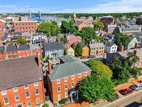 147 State St, Unit 4 in Portsmouth, NH - Building Photo - Building Photo