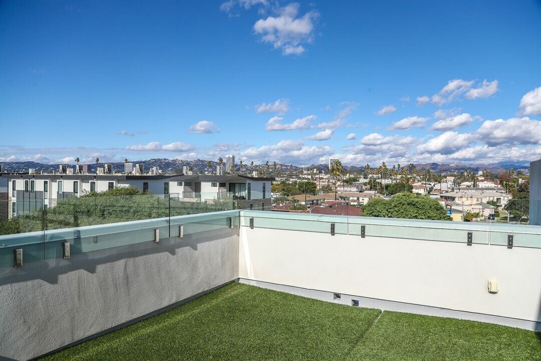 1828 1/2 S. Redondo Blvd in Los Angeles, CA - Building Photo