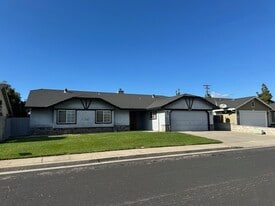 8225 Ellington Ave in Hilmar, CA - Building Photo