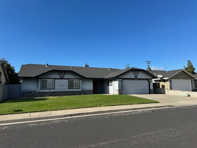 8225 Ellington Ave in Hilmar, CA - Building Photo