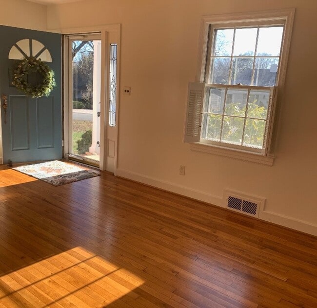 106 W Newlyn St in Greensboro, NC - Building Photo - Building Photo