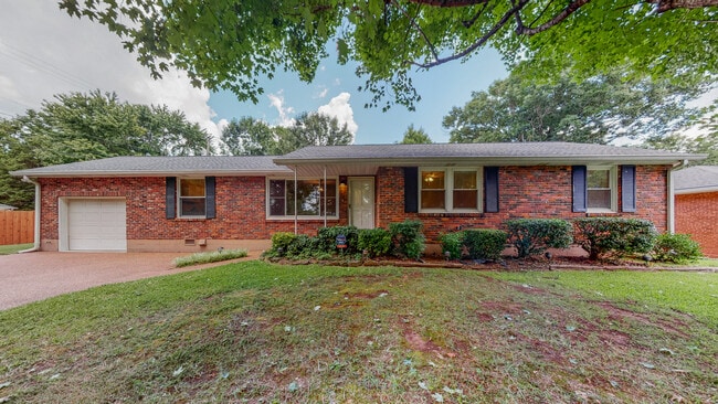 203 Donelson Hills Dr in Nashville, TN - Foto de edificio - Building Photo