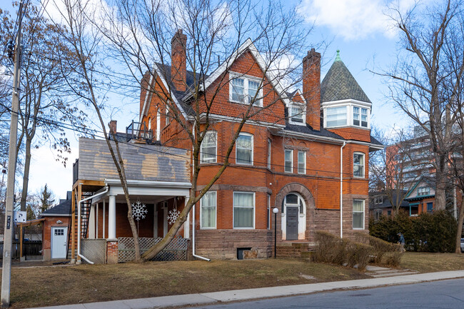 70 Walmer Rd in Toronto, ON - Building Photo - Building Photo